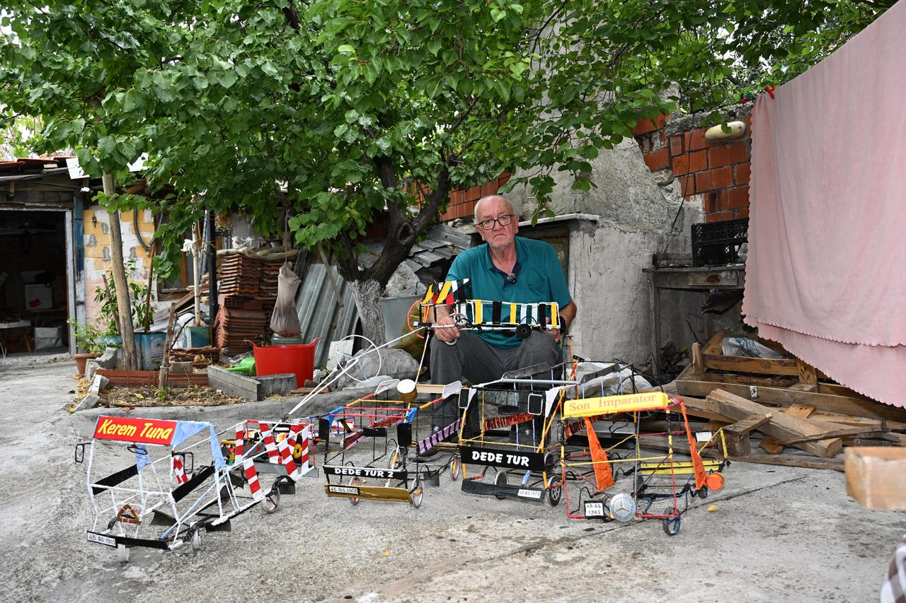 69-year-old in Manisa makes toy wire cars for children  Image
