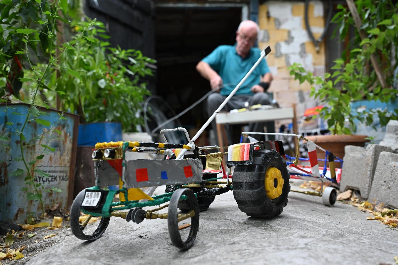 A close-up view of a handmade toy wire tractor crafted by 69-year-old Ali Riza Isci using recycled materials. (AA Photo)