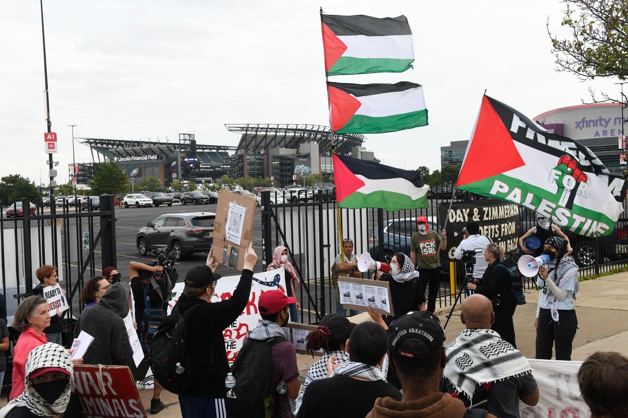 Pro-Palestinian protesters demonstrate near Lincoln Financial Field ahead of Ed Sheeran's concert in Philadelphia, Pennsylvania, on Sept. 19, 2026. (AFP Photo)