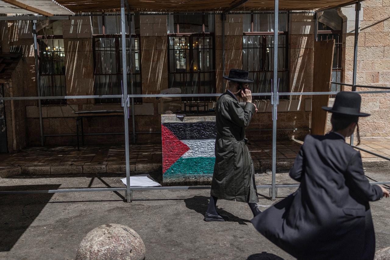 Netanyahu enters Western Wall plaza with thousands of Israeli occupiers