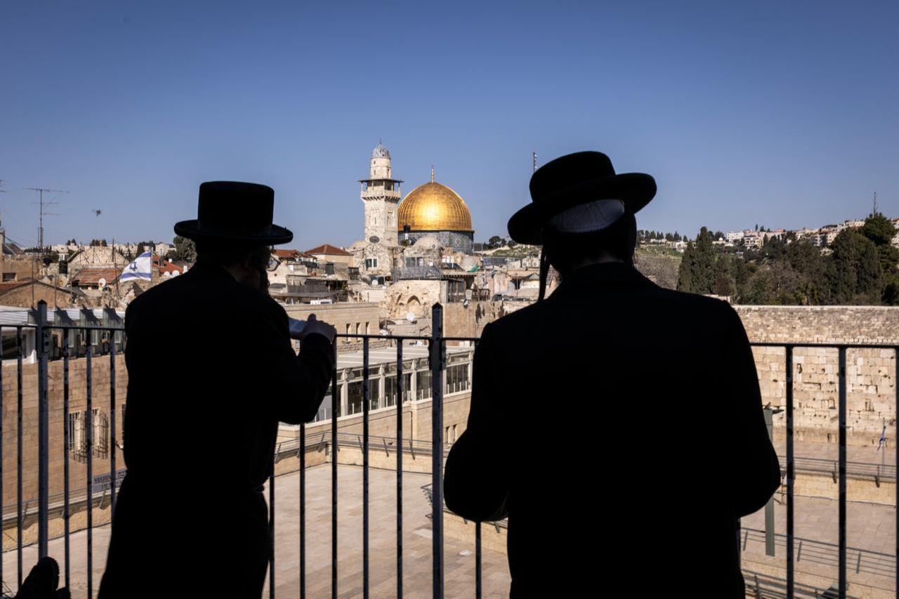 Jewsih ultra-Orthodox men pray outside the closed Western Wall, as they face Islam's Dome of the Rock, in the Old city of Jerusalem on March 2, 2026. (AFP Photo)