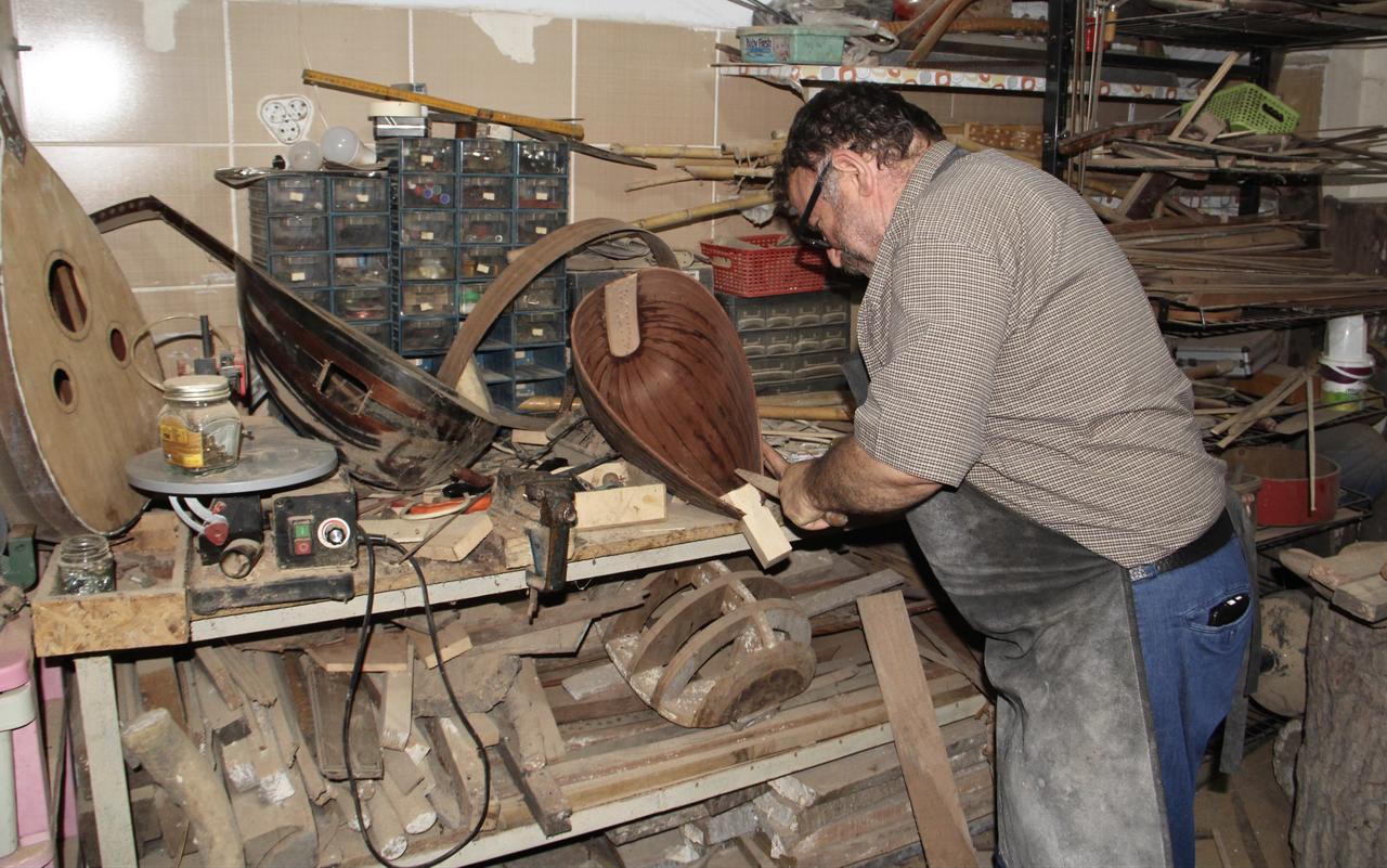 İbrahim Kocabıyık shapes a wooden component while making an oud at his workshop in Türkiye, Sept. 20, 2026. (AA Photo)