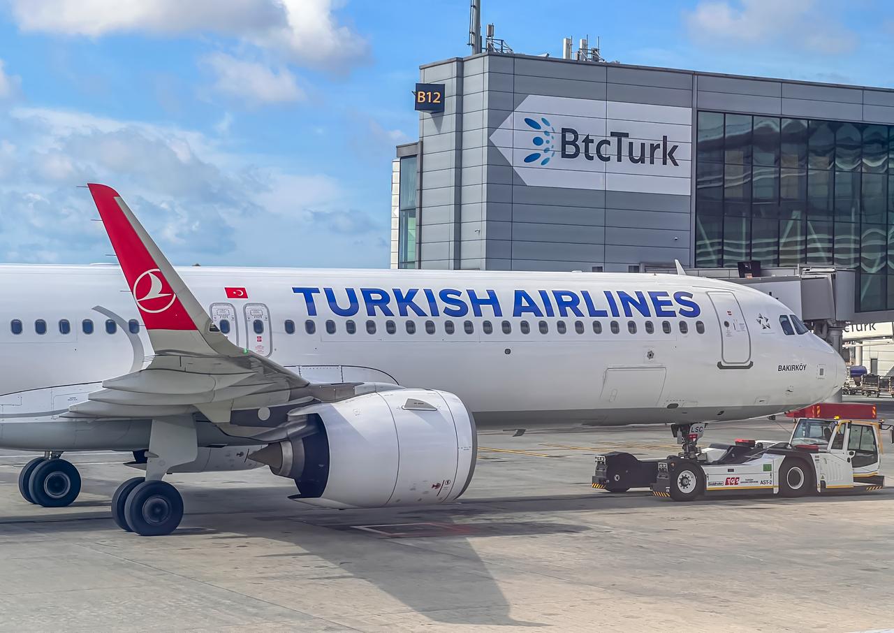 Turkish Airlines Airbus A321 aircraft parked at Istanbul Airport in Istanbul, Türkiye. (Adobe Stock Photo)