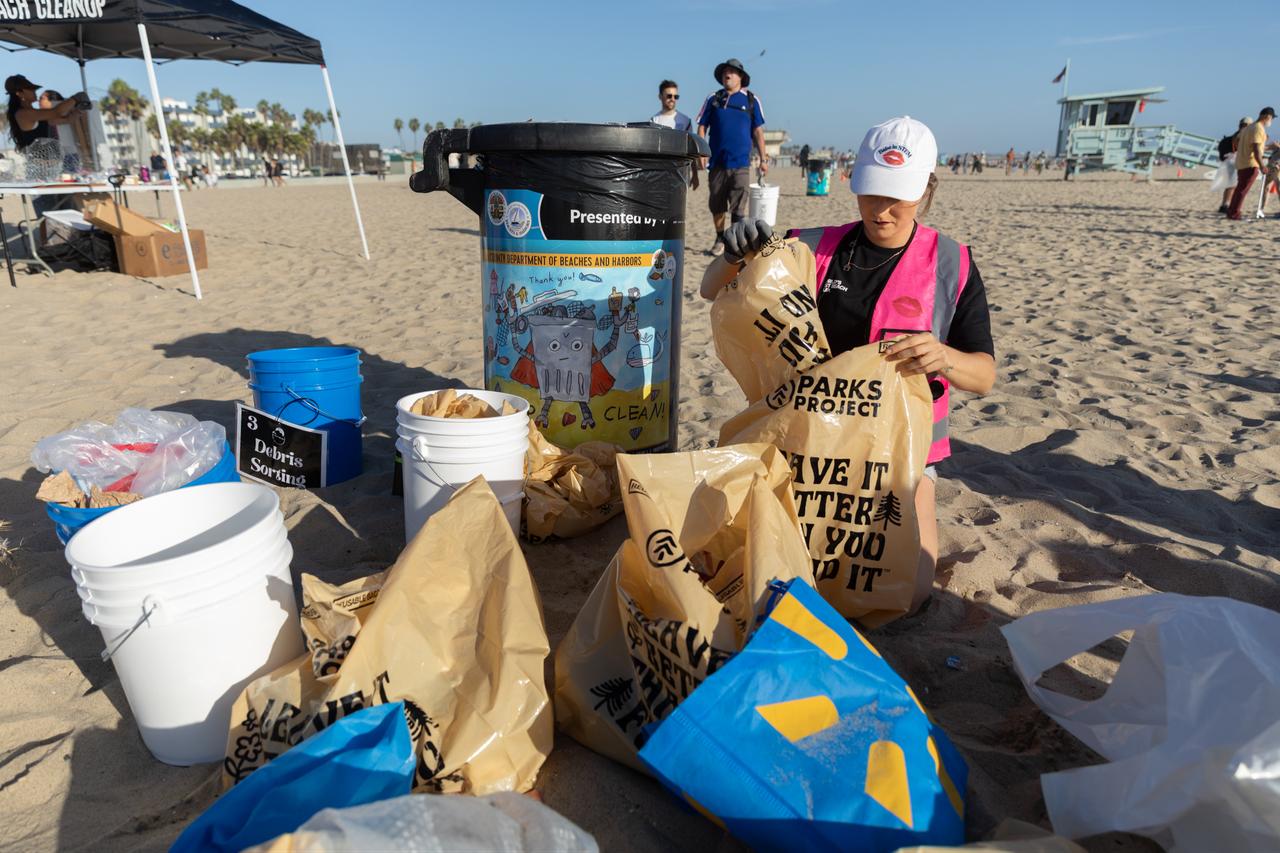 Volunteers attempt world record beach cleanup in California