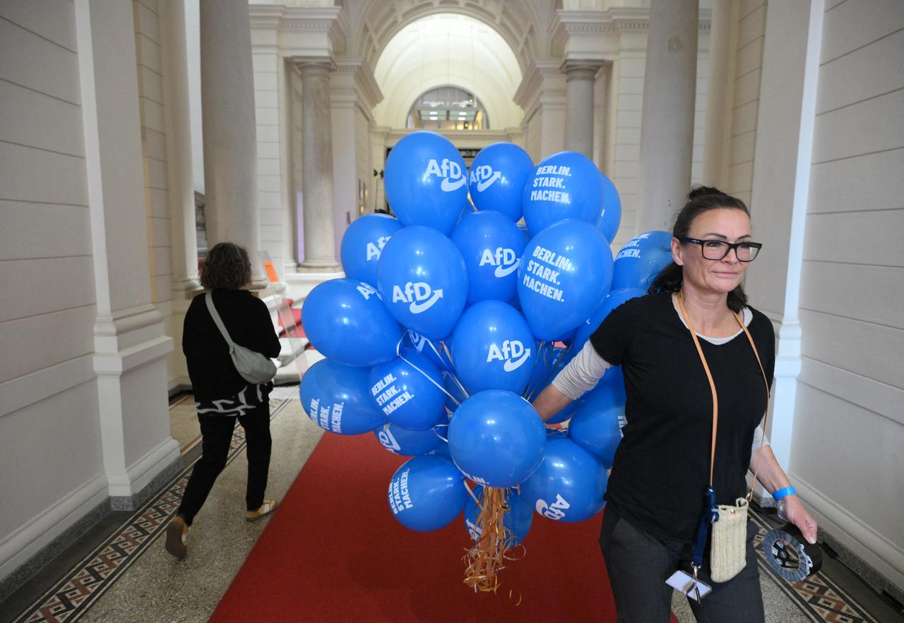 A woman holds ballons of the Germany's far-right Alternative for Germany (AfD) party to prepare the election party at the House of Representatives of Berlin during regional elections in the German capital on September 20, 2026. (AFP Photo)