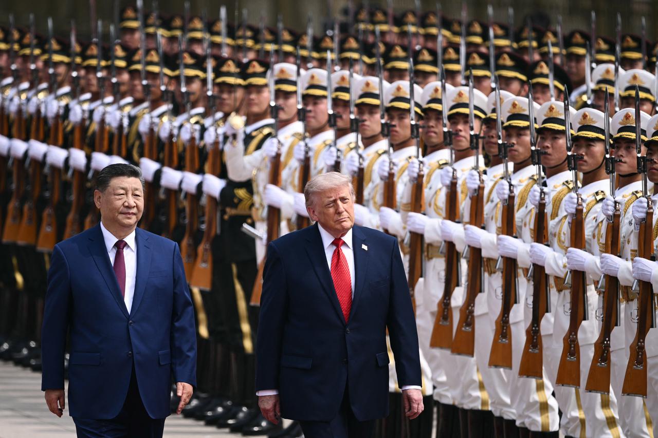 US President Donald Trump (R) and China's President Xi Jinping inspect a guard of honour during a welcome ceremony at the Great Hall of the People in Beijing on May 14, 2026. (AFP Photo)