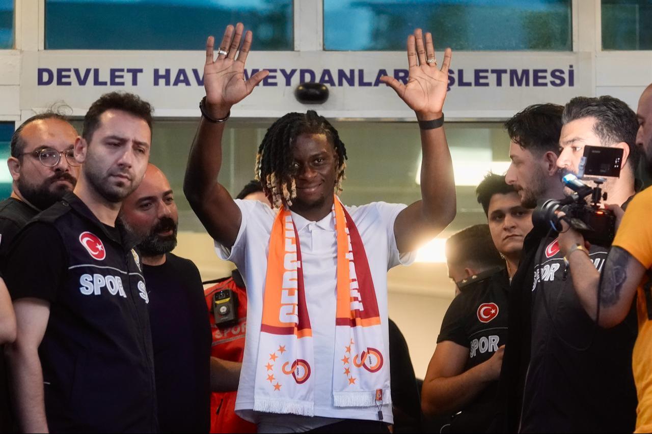 French midfielder Lesley Ugochukwu poses with a Galatasaray scarf after arriving at Ataturk Airport’s General Aviation Terminal in Istanbul for transfer talks with the Turkish club. (AA Photo)