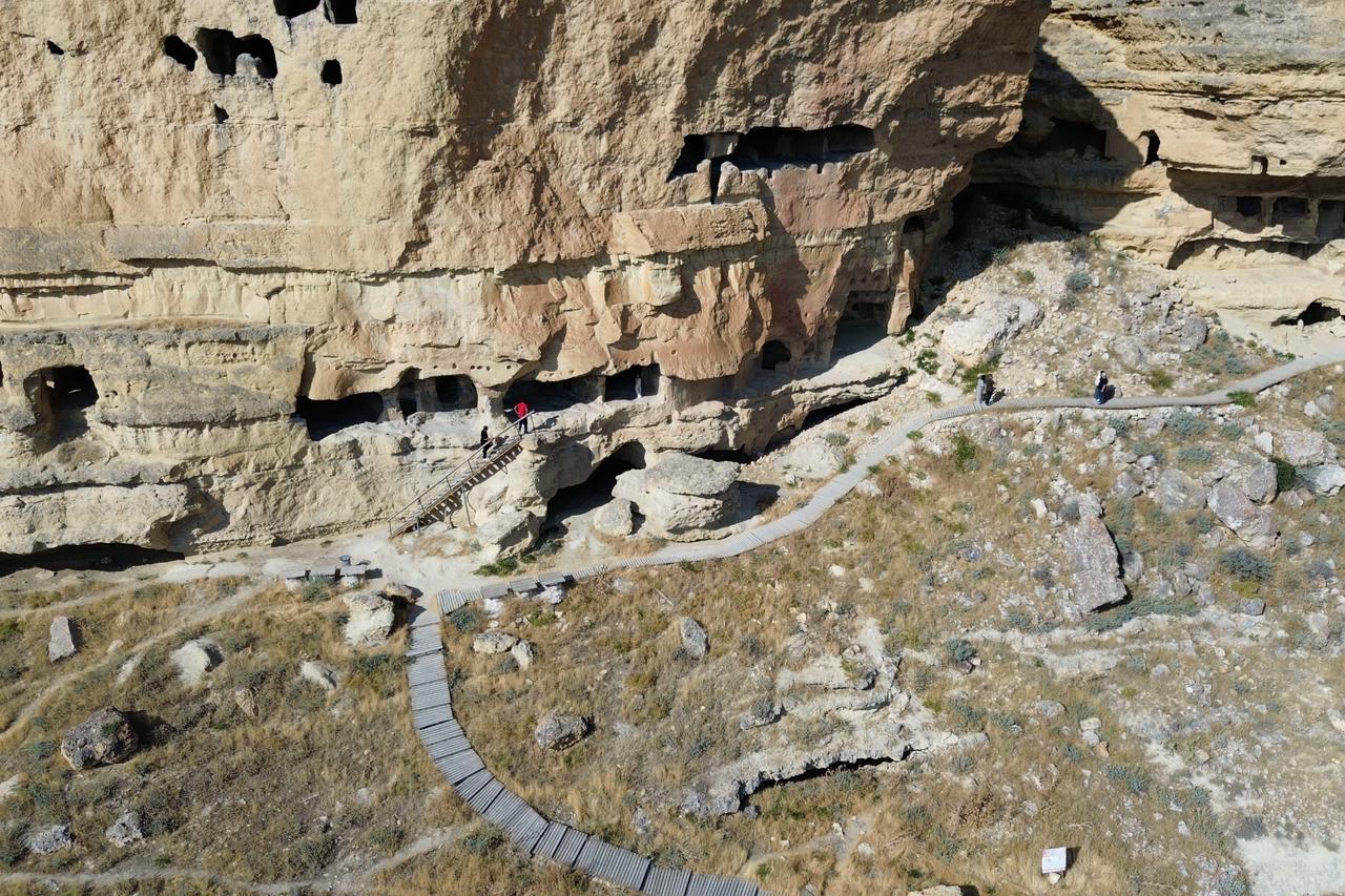 Hand-carved, 5-level Manazan Caves draw hundreds of visitors to central Türkiye