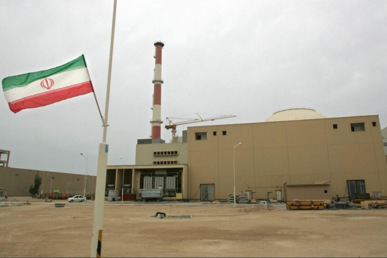 File picture dated April 3, 2007 shows an Iranian flag outside the building housing the reactor of the Bushehr nuclear power plant in the southern Iranian port town of Bushehr, 1200 Kms south of Tehran. (AFP Photo)