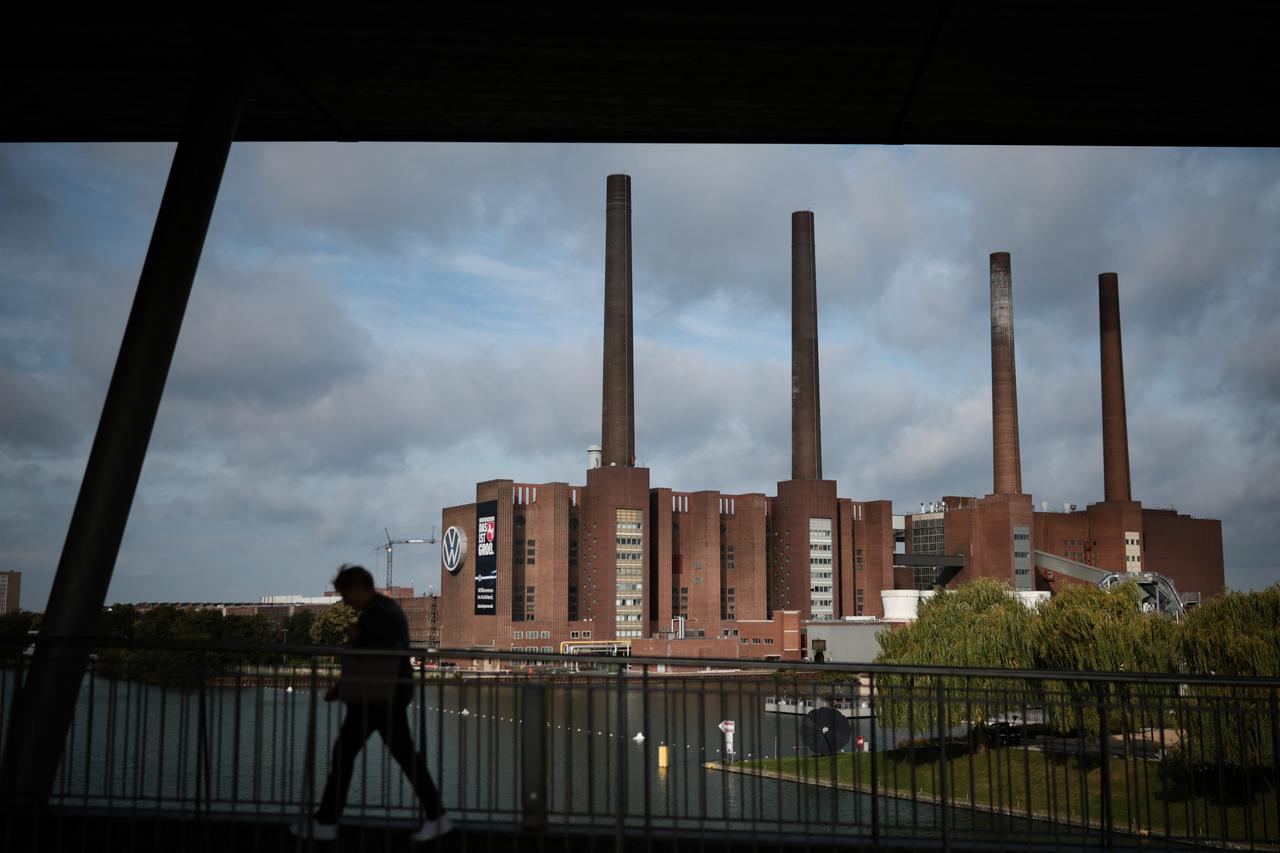 The power plant building at the headquarters of German carmaker Volkswagen (VW) is seen from a pedestrian bridge on September 17, 2026 in Wolfsburg, Germany. (AFP Photo)