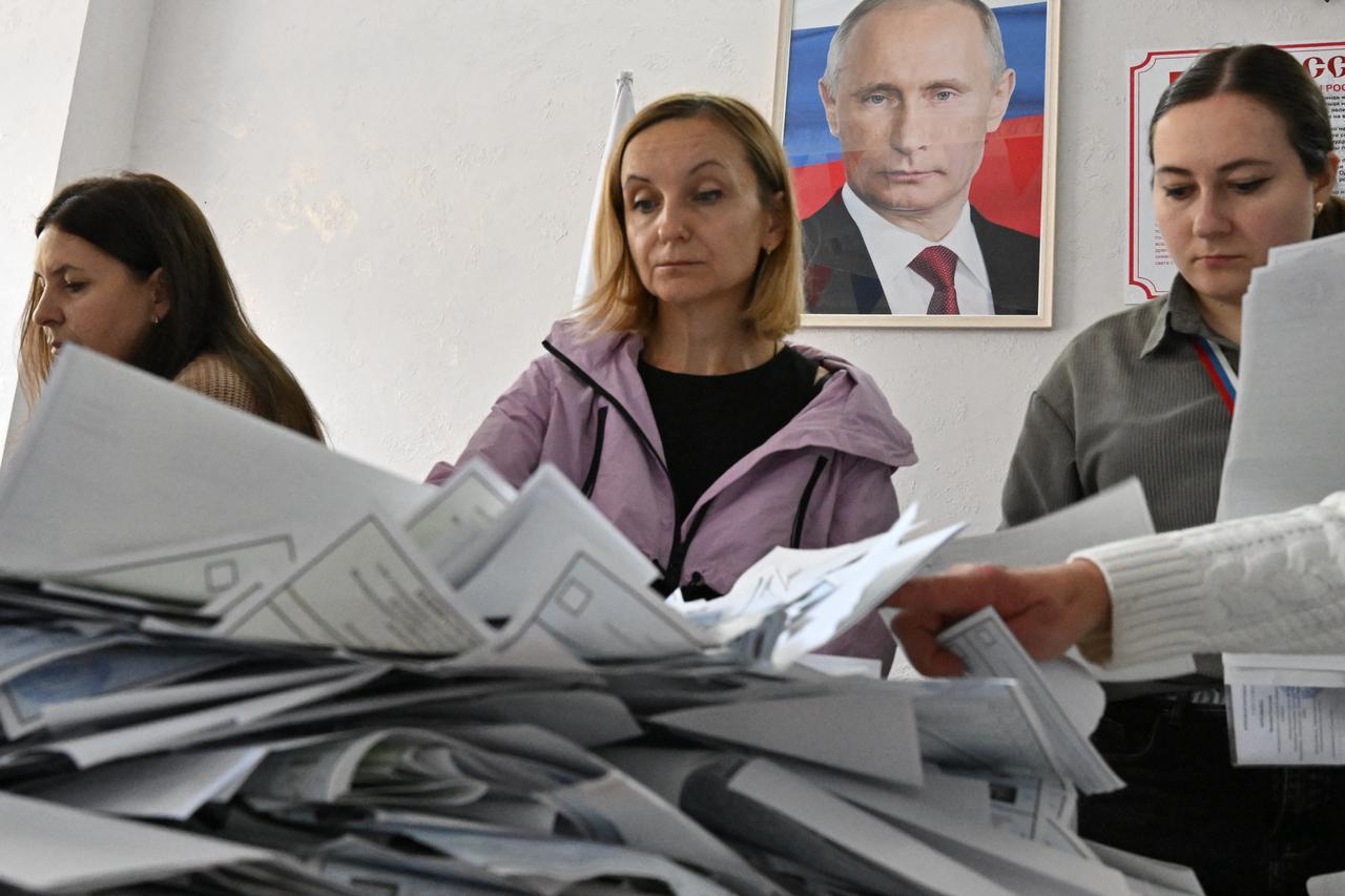 Putin's party heads for large majority in Russia's first wartime parliamentary vote