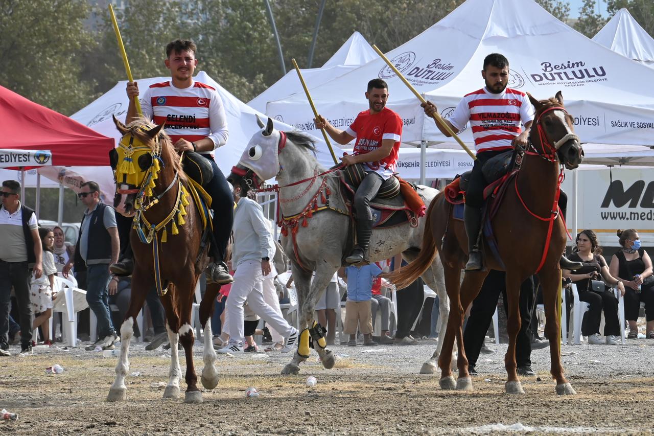 Riders revive ancient cirit game at Manisa festival in Türkiye