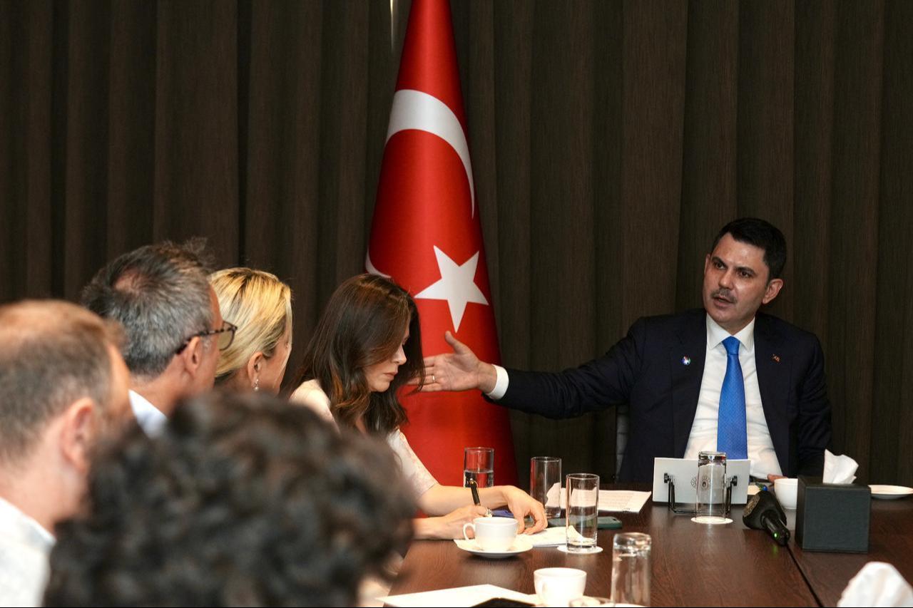 Türkiye’s Environment, Urbanization and Climate Change Minister and COP31 President Murat Kurum answers questions from Turkish journalists during London Climate Action Week in London, UK, June 25, 2026. (AA Photo)