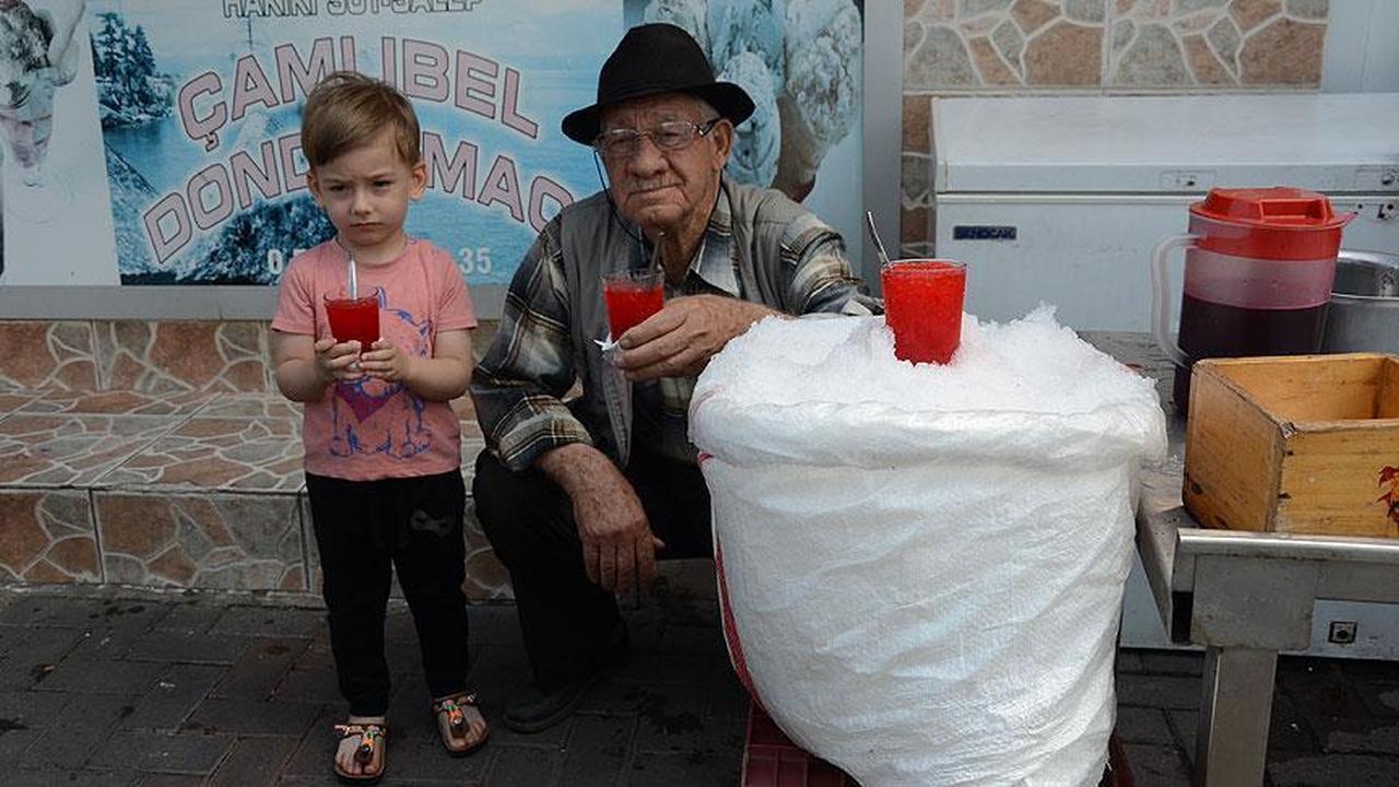 Old man and child selling Kar Helvasi, in Nazilli, Aydin, Türkiye, June 19, 2016. (AA Photo)