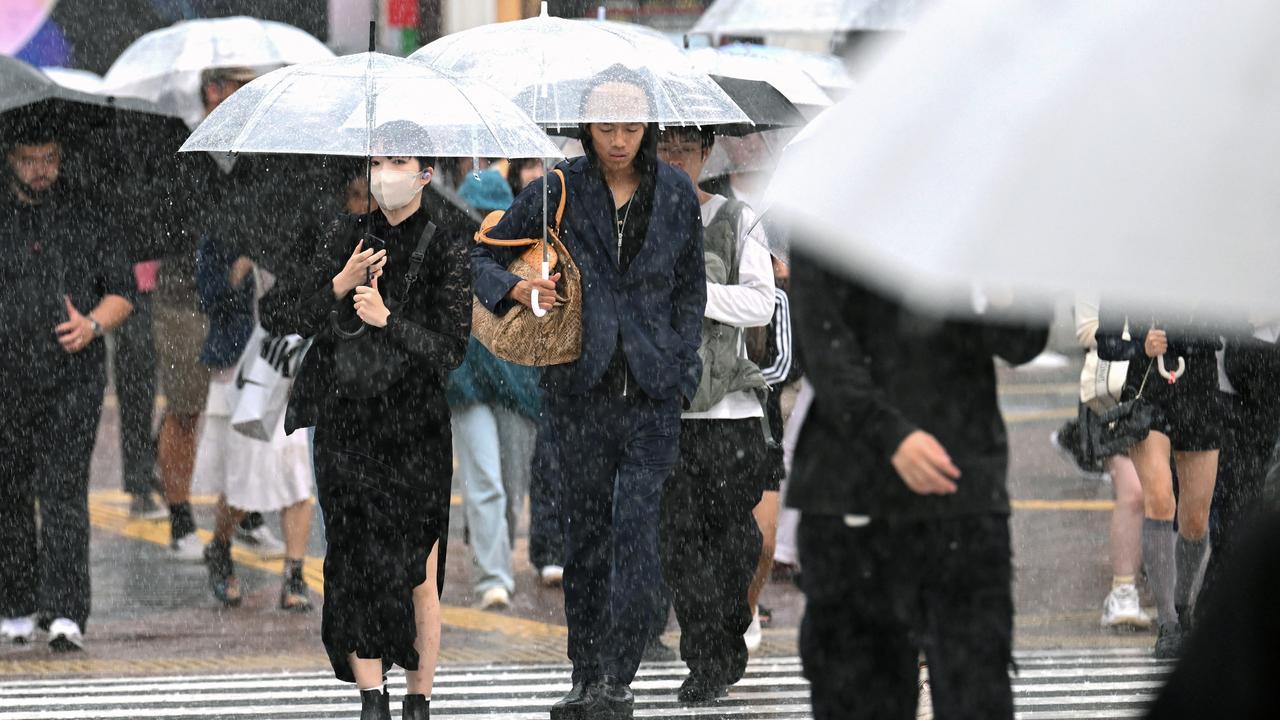 Typhoon Dujuan closes in on Japan's Pacific coast Image