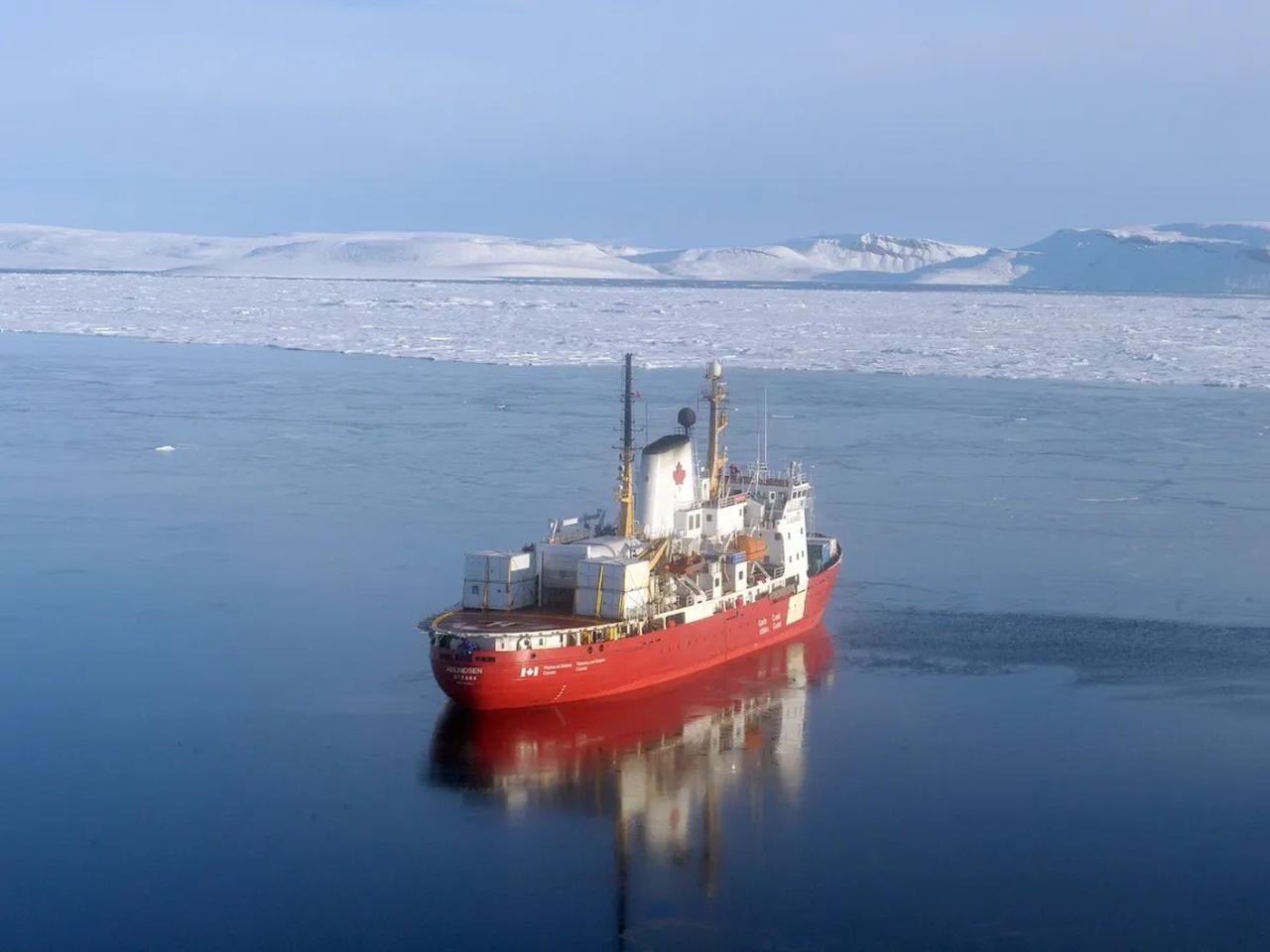 The CCGS Amundsen, a Canadian research icebreaker, is seen navigating near an ice floe along Devon Island, in the Canadian High Arctic, on Sept. 27, 2015. (AFP Photo)