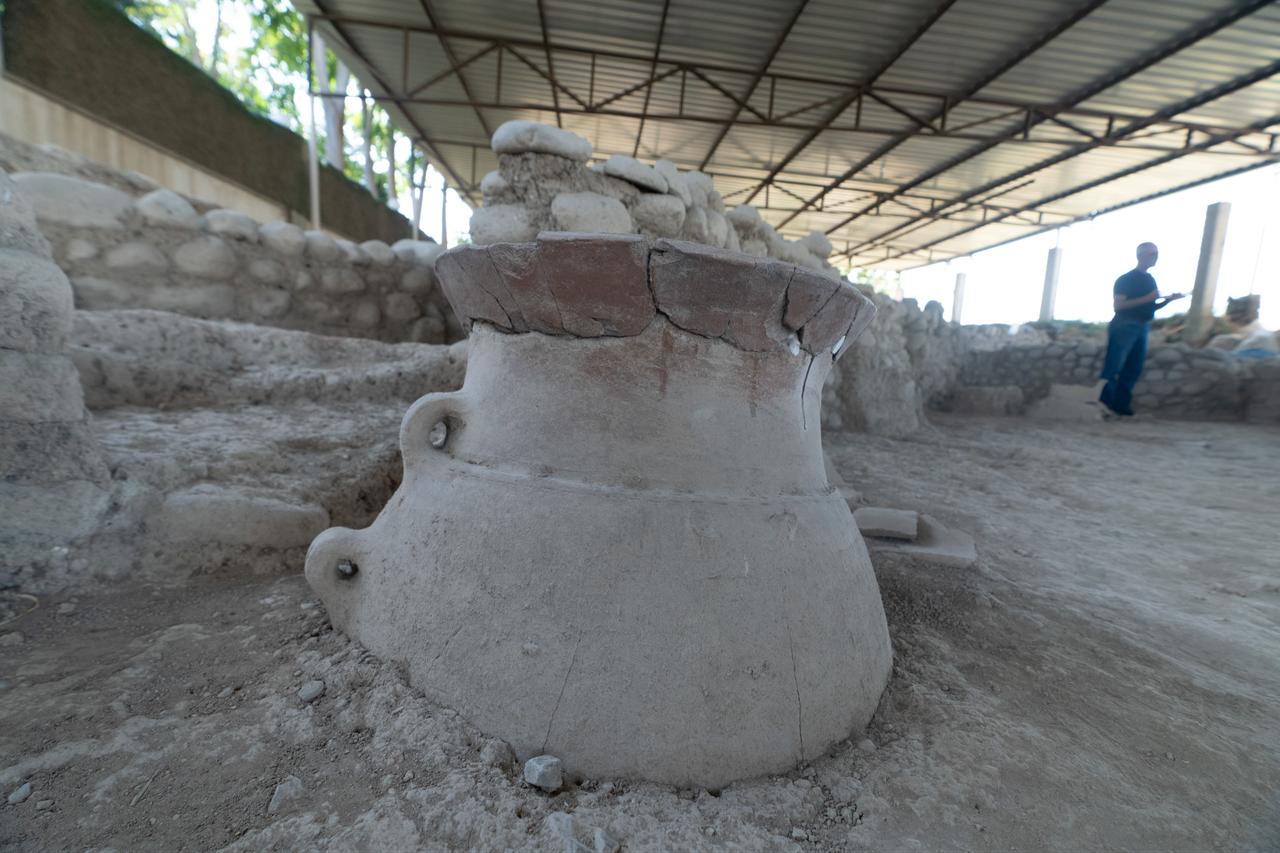 A large storage vessel stands among the remains of the ancient settlement at Yassitepe Hoyuk in Izmir, western Türkiye. (IHA Photo)