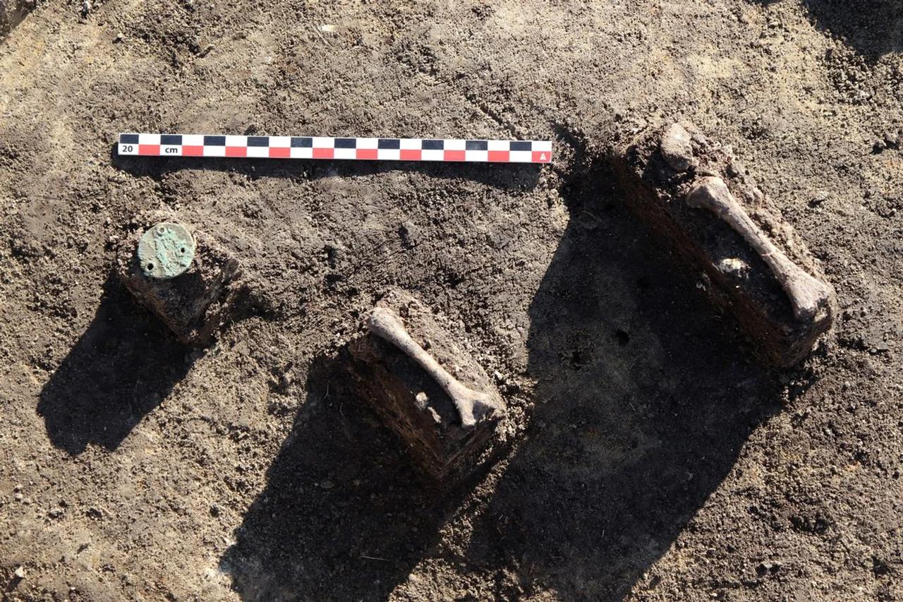 Archive photo shows human remains and a funerary object uncovered at the Roman-era cemetery in Cristesti, Romania. (Photo courtesy of the Mures County Museum)
