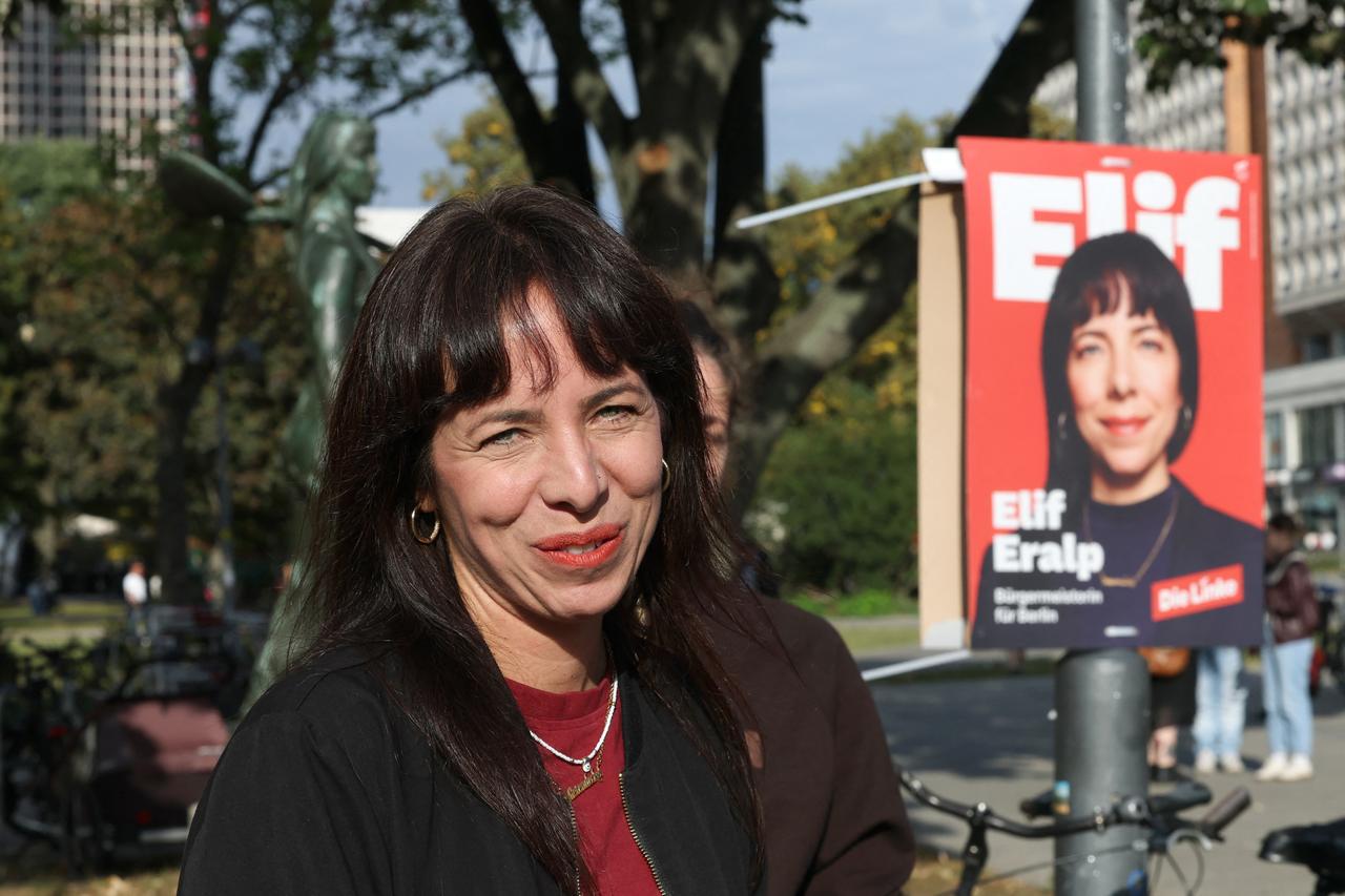 The Left Party (Die Linke) main candidate Elif Eralp reacts during a campaign meeting in front of Berlin's City Hall on September 18, 2026 as the election campaign for the Berlin state election draws to a close. (AFP photo)