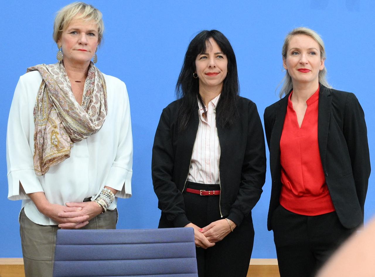 Top candidate of the left-wing Die Linke (The Left) party Simone Oldenburg, the Left Party's main candidate for the Berlin state election Elif Eralp and co-leader of Die Linke, Ines Schwerdtner attend a press conference one day after state elections in Berlin and Mecklenburg-Western Pomerania in Berlin on September 21, 2026. (AFP photo)