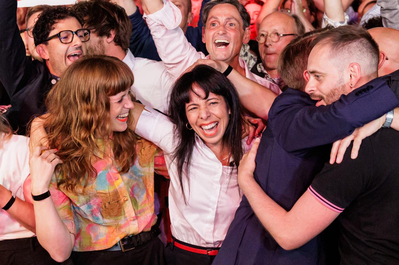 Top candidate of the left-wing Die Linke (The Left) party Elif Eralp (C) reacts after the announcement of the first exit poll results on public television at the electoral evening event of Germany's The Left (Die Linke) party following Berlin's state elections in Festsaal Kreuzberg in Berlin on September 20, 2026. (AFP photo)