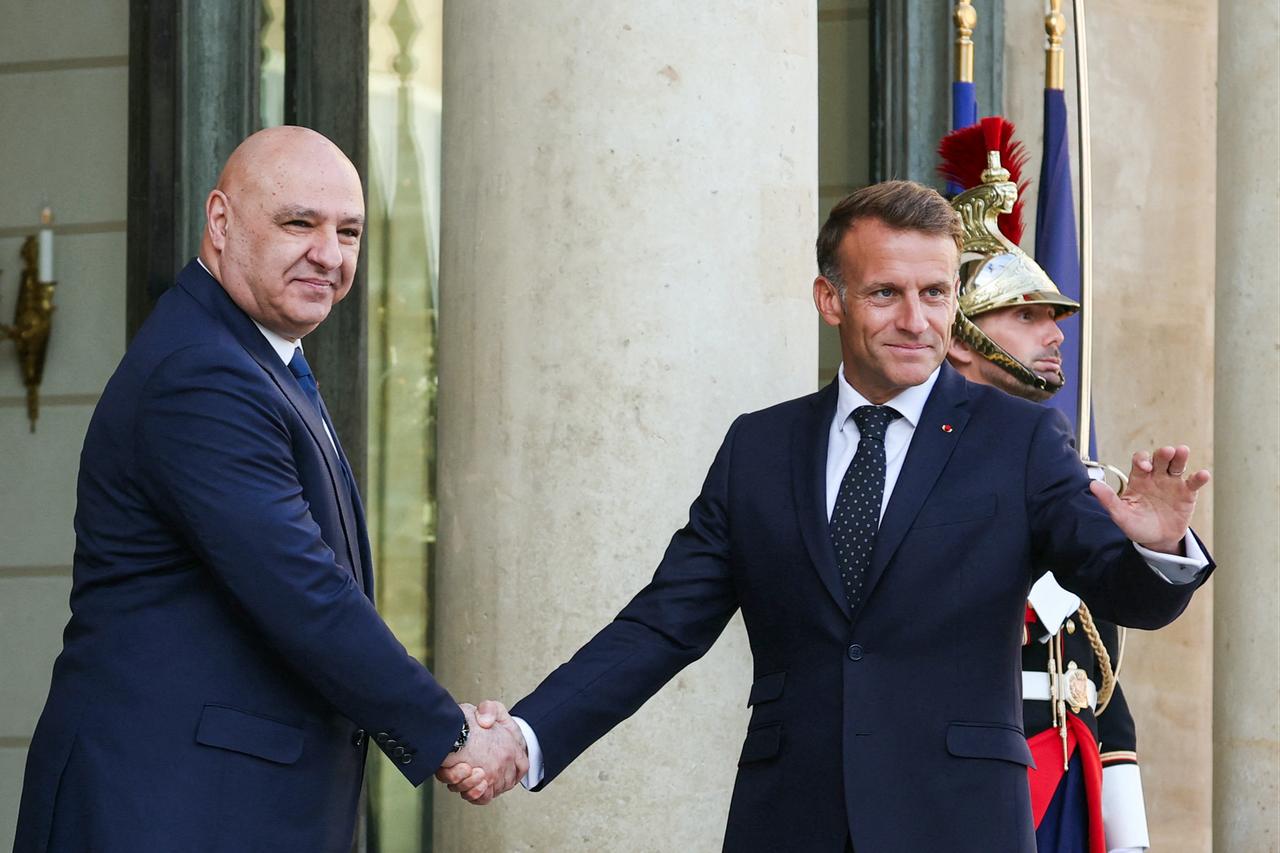France's President Emmanuel Macron (R) welcomes Lebanon's President Joseph Aoun ahead of their meeting at the Elysee Palace in Paris on September 17, 2026.  (AFP Photo)