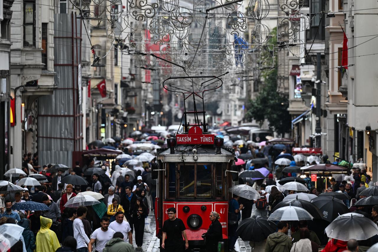Rain and sinking temperatures set to grip Istanbul through Wednesday