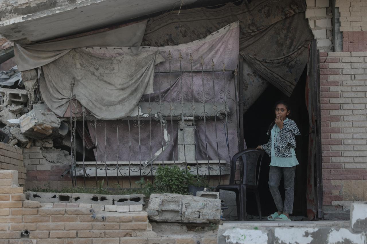 A displaced Palestinian girl stands outside a heavily damaged building being used as a shelter in Khan Yunis in the southern Gaza Strip on September 19, 2026. (AFP Photo)
