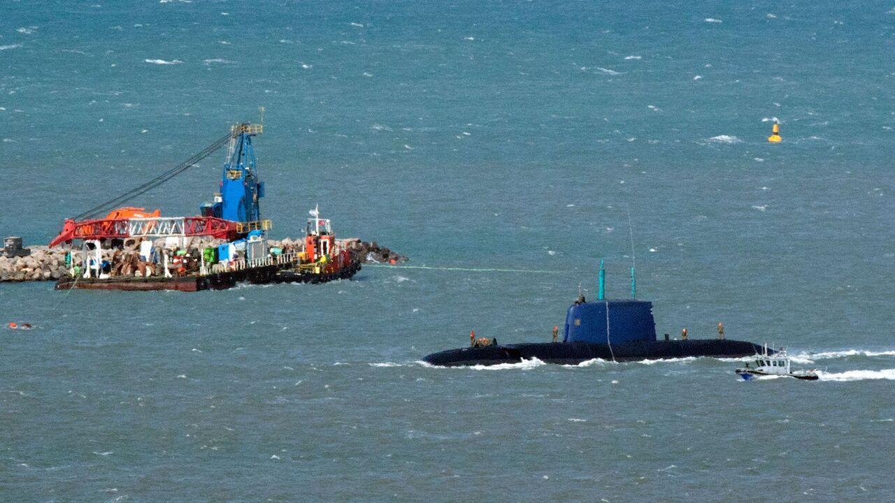 A picture taken on November 22, 2016 shows an Israeli army Dolphin-class submarine sailing at Israel's Naval port in the Mediterranean city of Haifa. (AFP Photo)