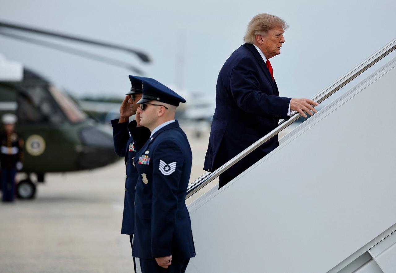 U.S. President Donald Trump boards Air Force One on September 21, 2026, at Joint Base Andrews, Maryland. (AFP Photo)