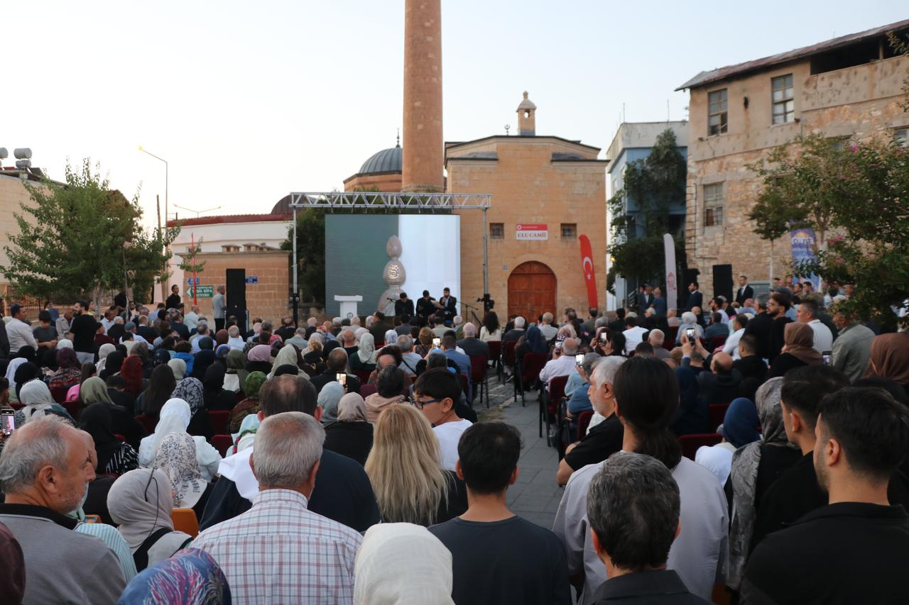 Residents and visitors gather in the district square of Siirt's Tillo to watch the annual equinox light phenomenon on a screen. (AA Photo)