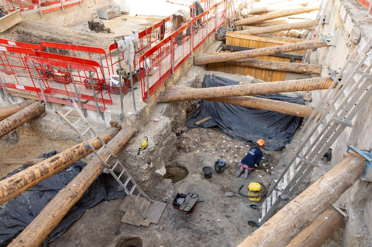 An archaeological excavation site on the Ile de la Cite showing shoring timbers and researchers at work. (Photo via paris.fr)