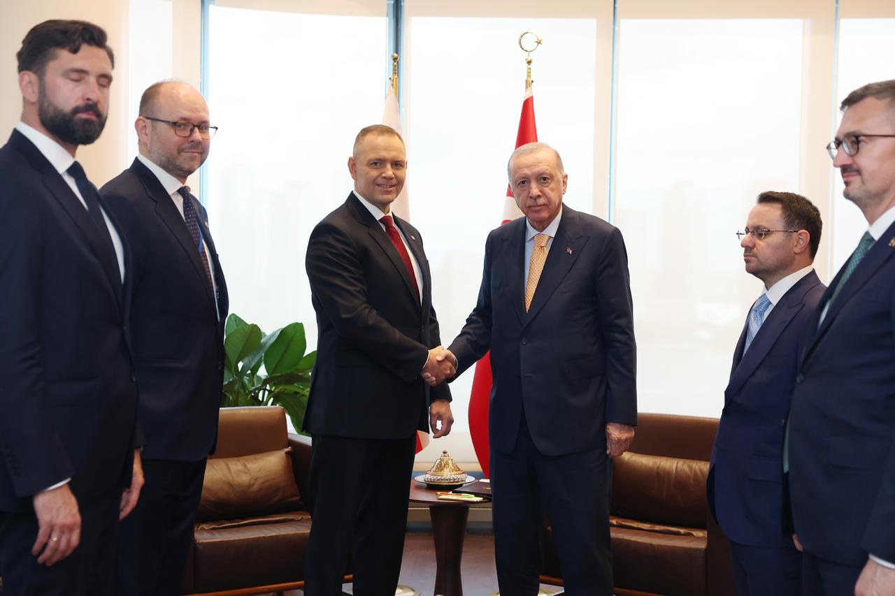 Erdogan calls for steps to boost Türkiye-Poland trade