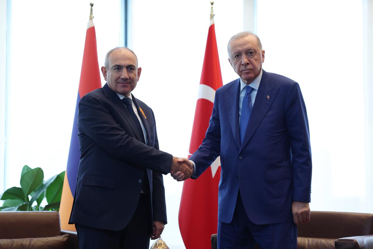 Erdogan tells Pashinyan Türkiye backs trade, transport normalization with Armenia Image