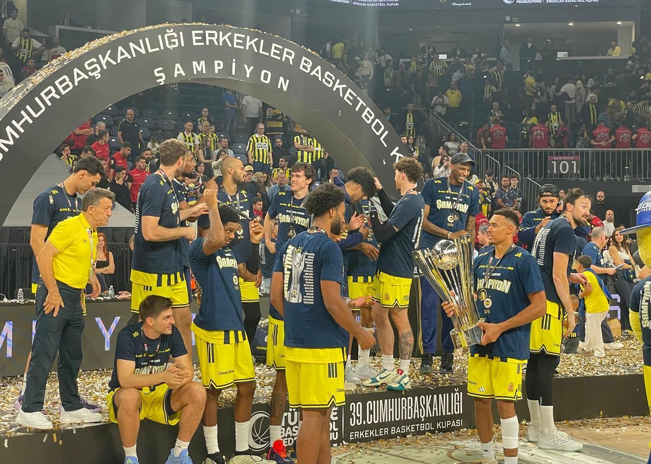 Fenerbahce Tarfin players celebrate after winning the 39th Men's Presidents Cup by defeating Besiktas at Sinan Erdem Sports Hall in Istanbul, Türkiye, on September 22, 2026. (Photo by Koray Erdogan/Türkiye Today)