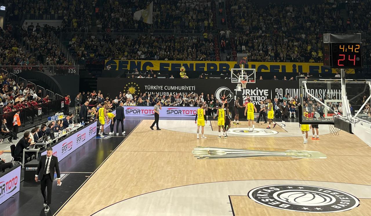 Fenerbahce Tarfin and Besiktas players compete during the 2026 Turkish Basketball Presidential Cup match at Sinan Erdem Sports Hall in Istanbul, Türkiye, on September 22, 2026. (Photo by Koray Erdogan/Türkiye Today)
