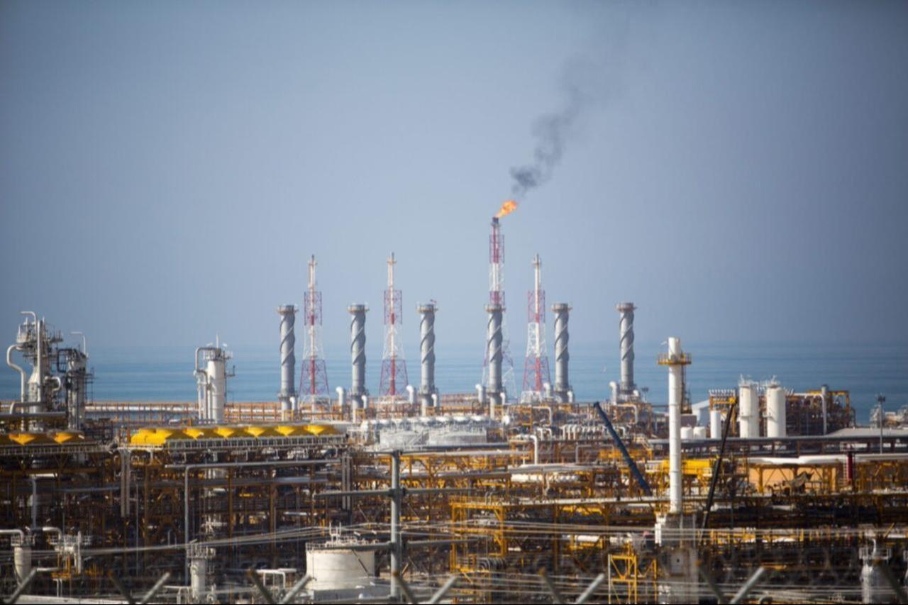 The picture shows a view of phase 12 of the South Pars gas field facilities near the southern Iranian town of Kangan, on the shores of the Gulf, January 22, 2014. (AFP Photo)