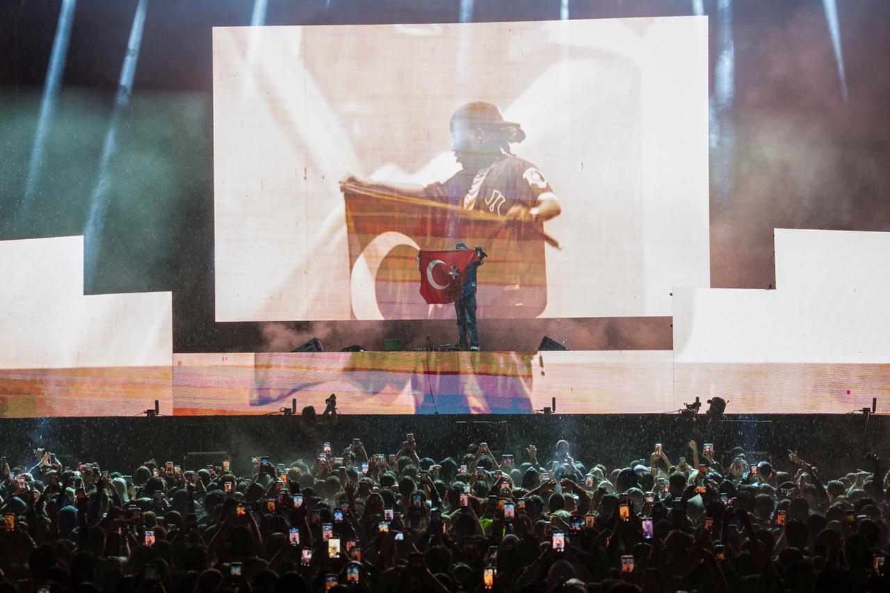 Metro Boomin performs for fans in Istanbul under heavy rain