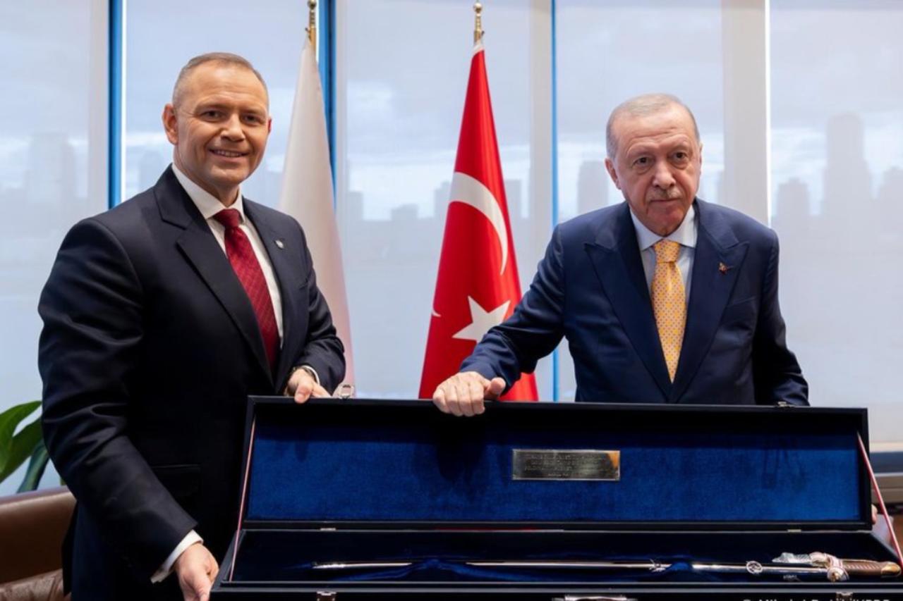 Polish president presents Erdogan with sword after NATO revolver gift