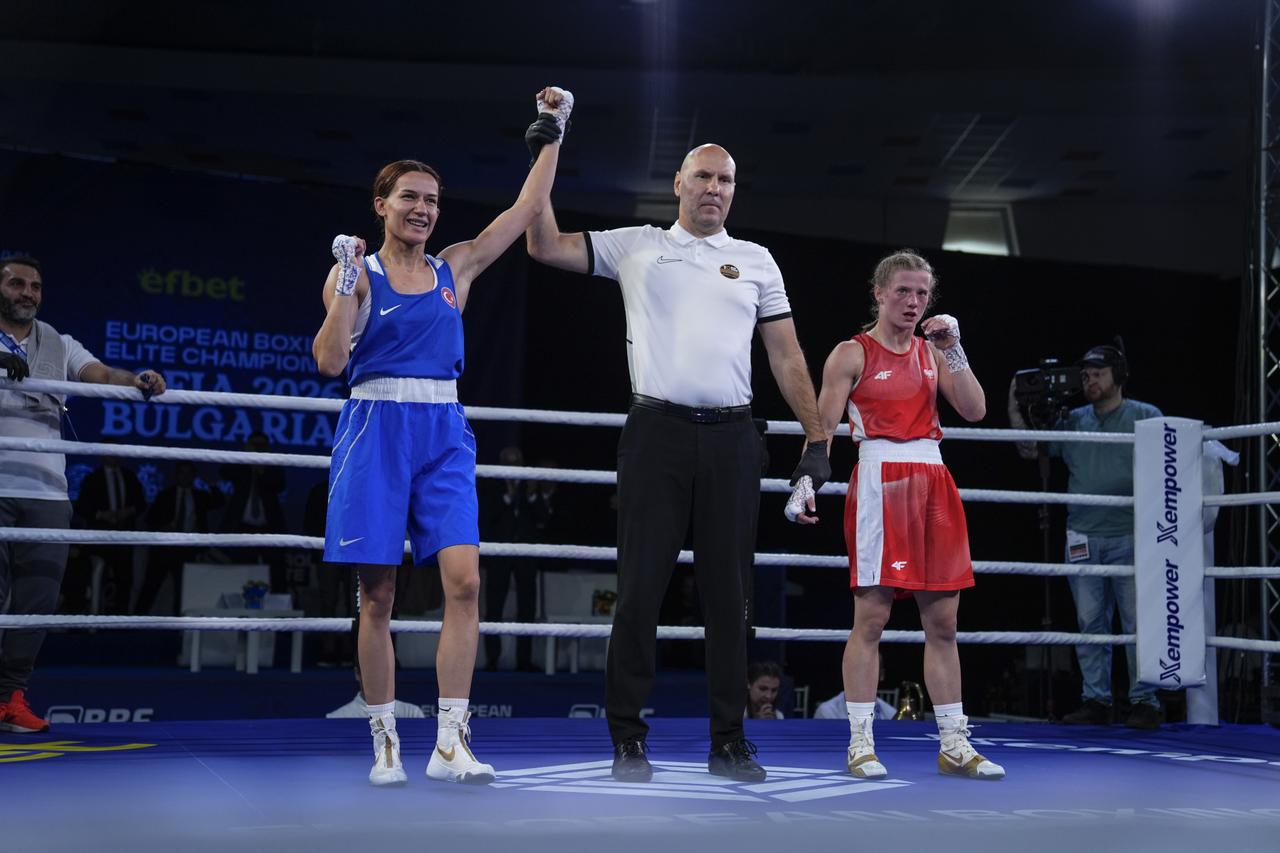 Türkiye's Akbas books European boxing medal with semifinal run