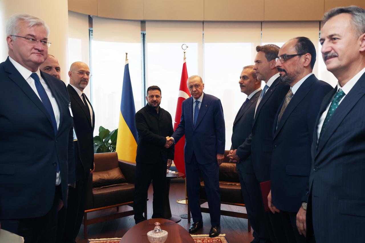 Zelenskyy backs Türkiye as venue for war-ending summit after Erdogan talks Image