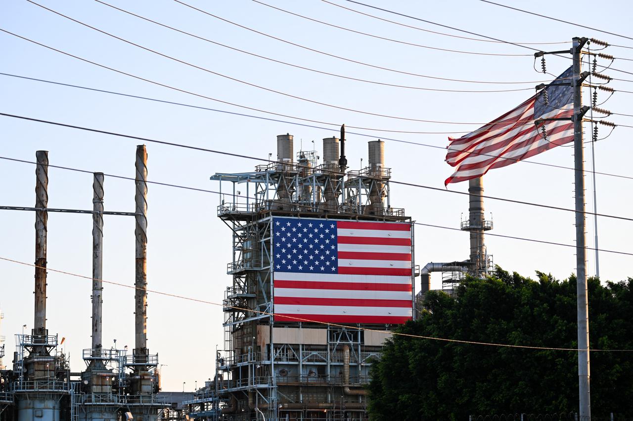 A US flag is displayed outside of the Marathon Petroleum Corp. Los Angeles Refinery in Carson, California on September 22, 2026. (AFP Photo)