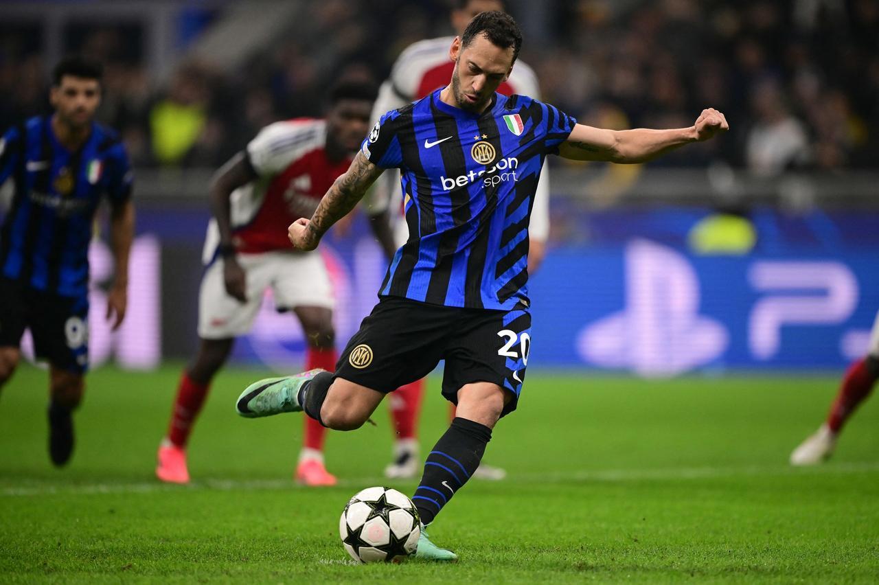 Inter Milan's Turkish midfielder #20 Hakan Calhanoglu kicks and scores a penalty during the UEFA Champions League football match between Inter Milan and Arsenal at the San Siro stadium in Milan on November 6, 2024. (AFP Photo)