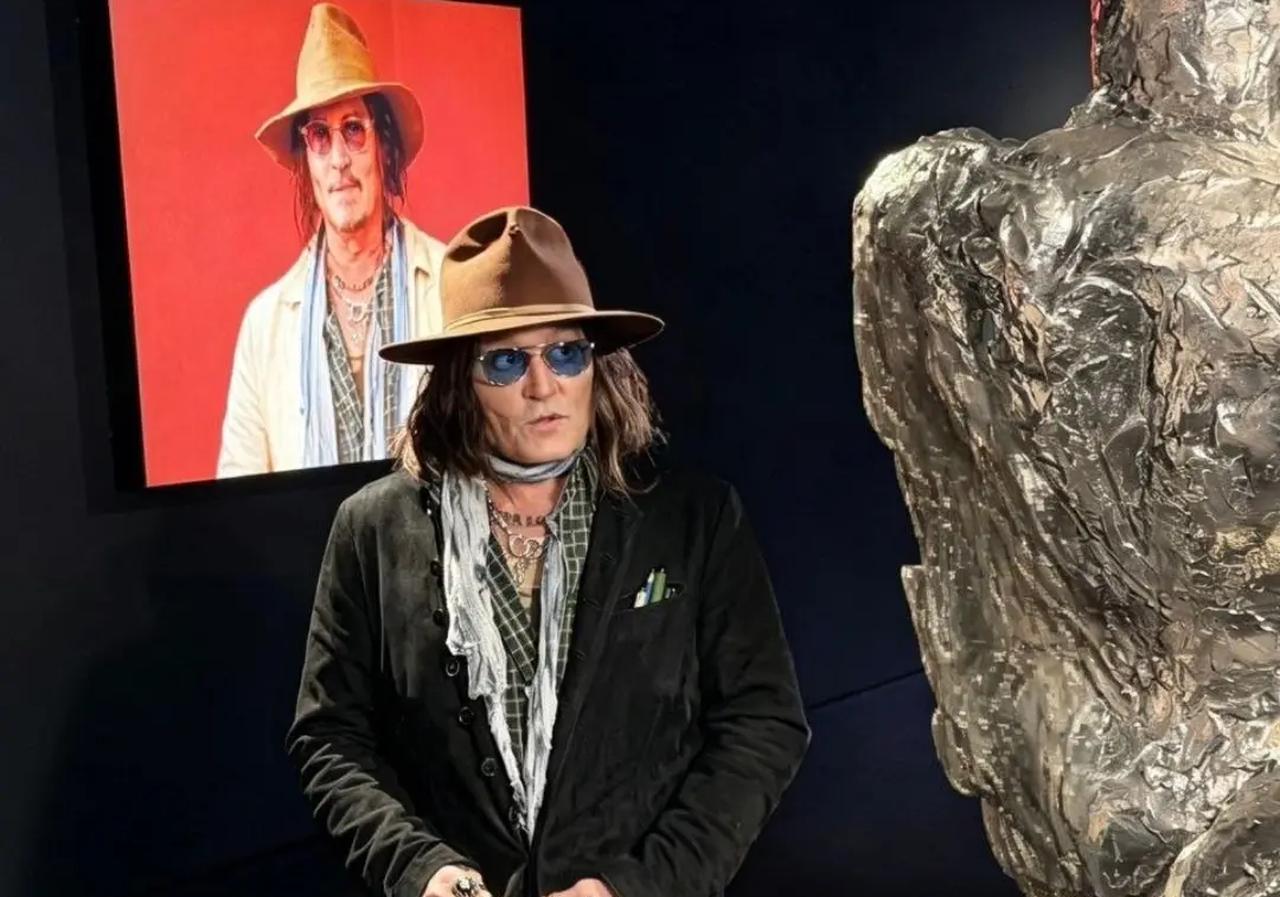 The artist stands beside The Bunnyman during the opening of “A Bunch of Stuff” at the Modern Art Museum Shanghai. (Photo via Instagram/@siggartfoundation)