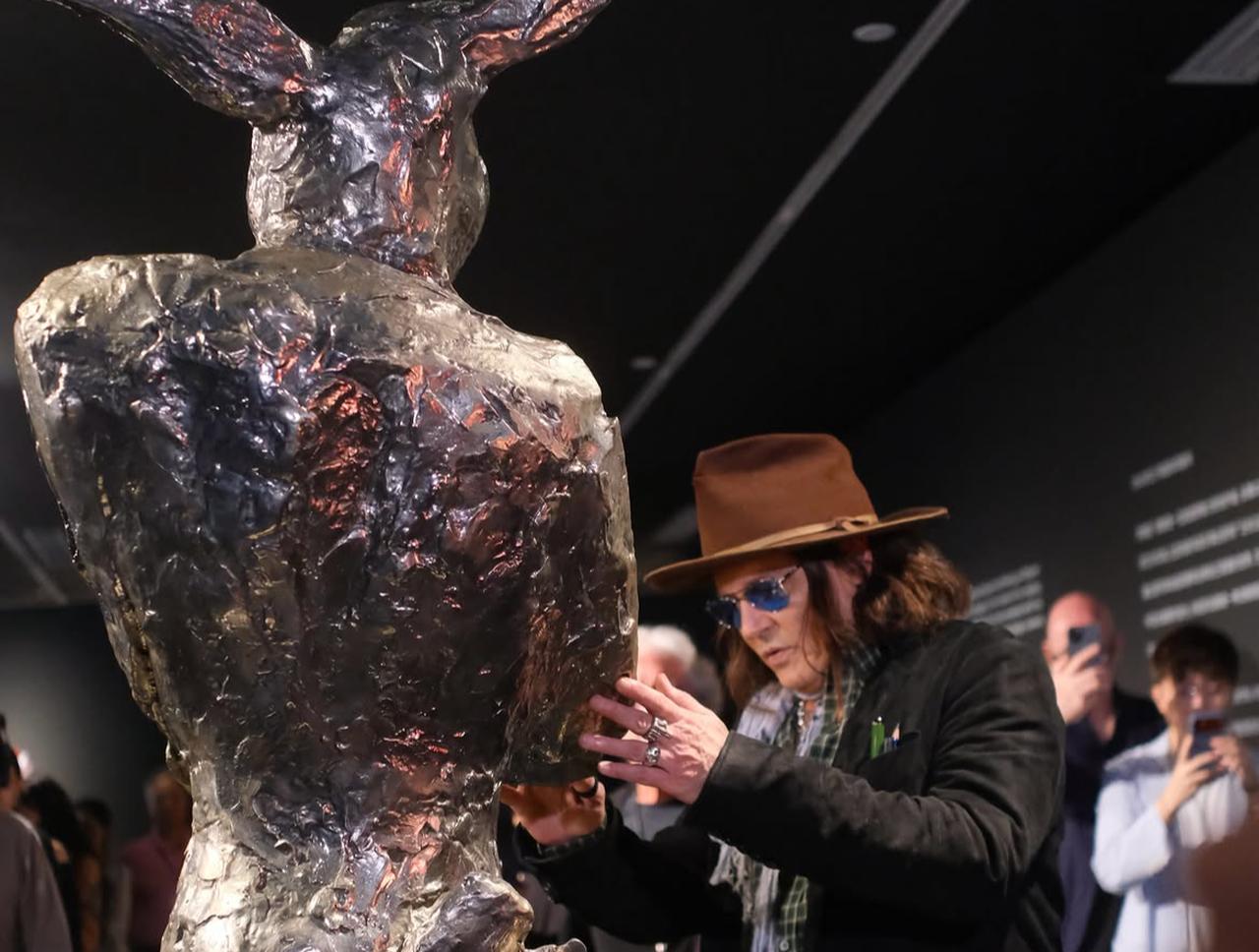 The artist stands beside The Bunnyman during the opening of “A Bunch of Stuff” at the Modern Art Museum Shanghai. (Photo via Instagram/@siggartfoundation)
