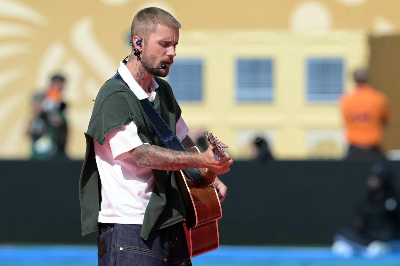 Justin Bieber plays surprise acoustic set in LA’s MacArthur Park