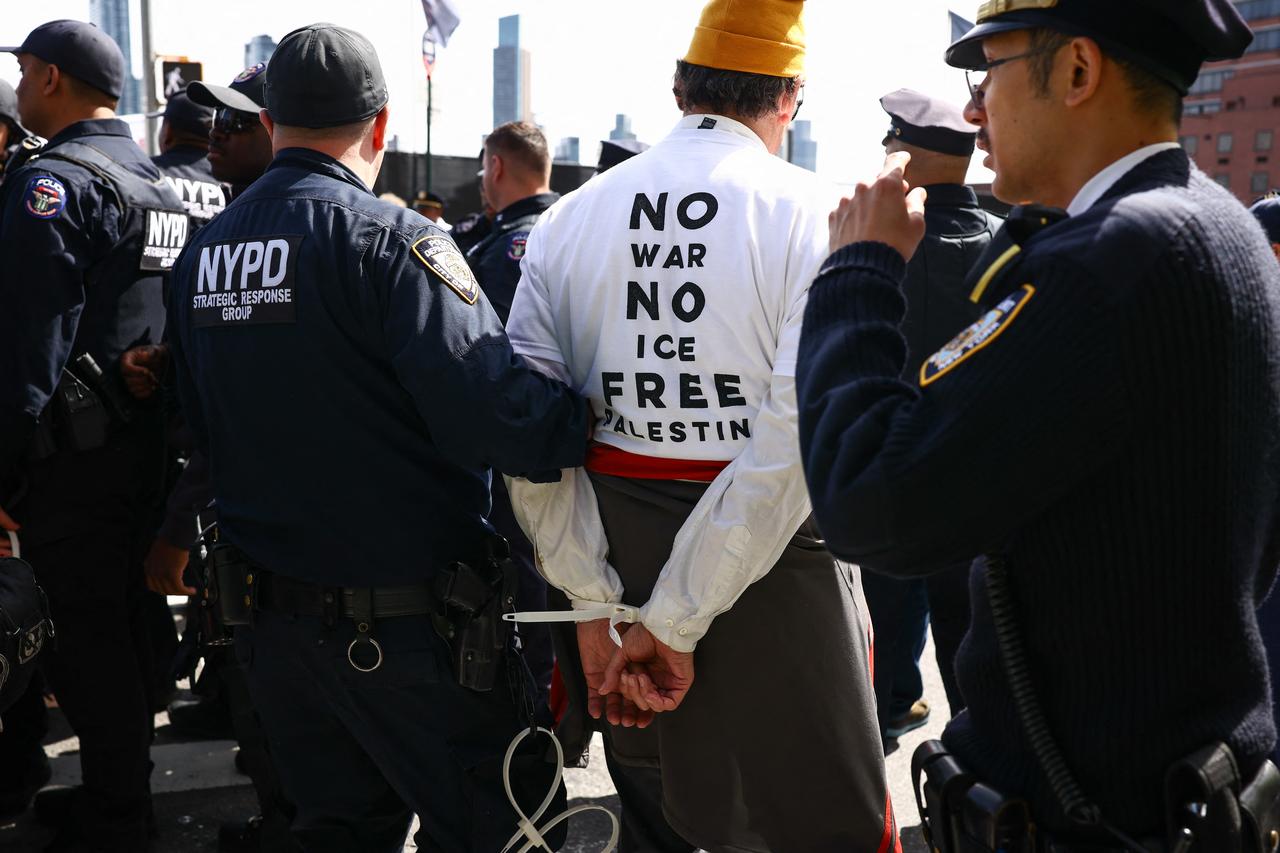 New York City Police Department (NYPD) officers detain pro-Palestinian demonstrators who were blocking First Avenue near the United Nations headquarters building, ahead of Israel's Prime Minister Benjamin Netanyahu's address to the 81st United Nations General Assembly in New York, on September 24, 2026. (AFP Photo)