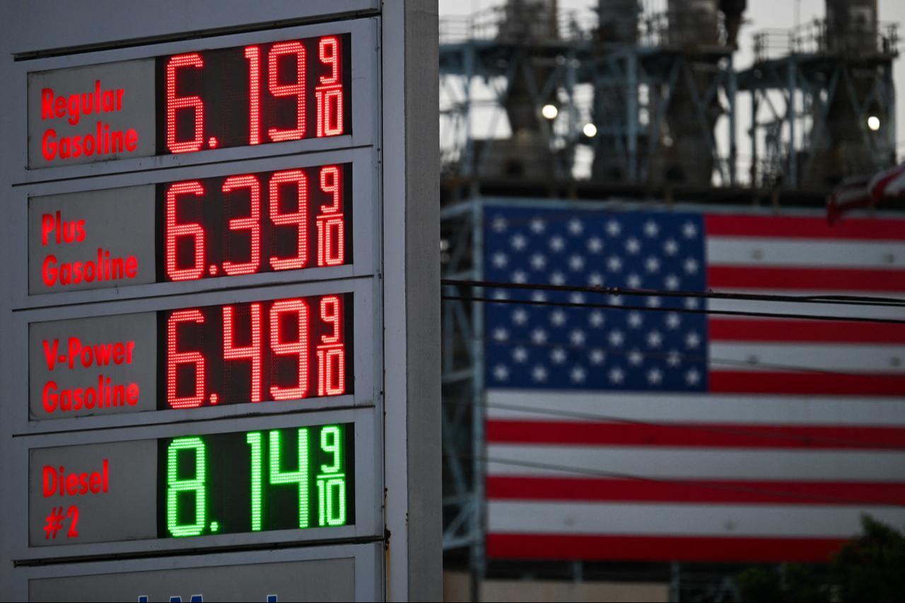 Gas prices at a Shell gas station above $6 a gallon for regular gasoline and $8 a gallon for diesel are displayed across from a US flag outside of the Marathon Petroleum Corp. Los Angeles Refinery in Carson, California, Sept. 22, 2026. (AFP Photo)