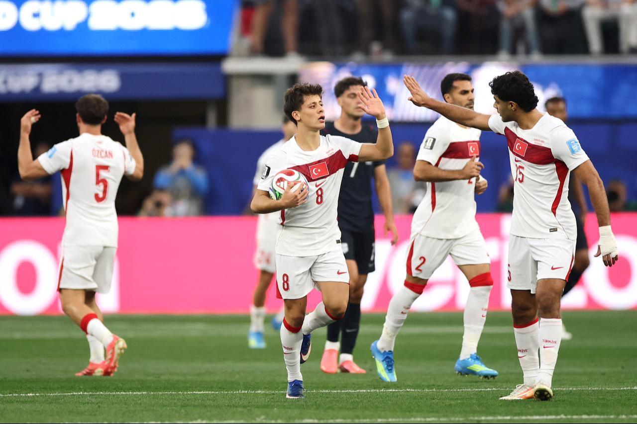 Türkiye's midfielder #06 Orkun Kokcu and US defender #23 Joe Scally fight for the ball during the 2026 World Cup Group D football match between Türkiye and USA at the Los Angeles Stadium in Inglewood on June 25, 2026.  (AFP Photo)