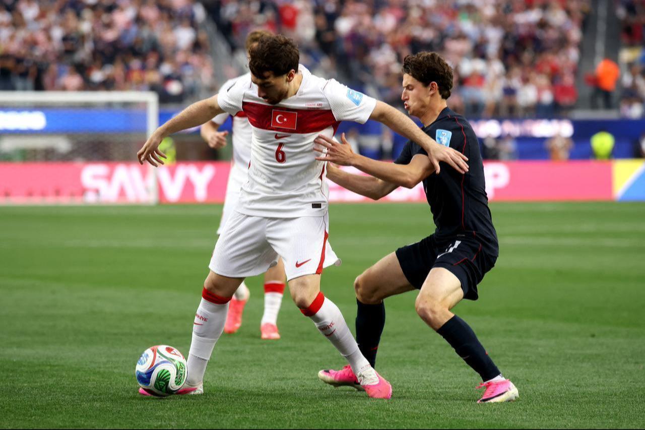 Orkun Kokcu #6 of Turkiye is challenged by Brenden Aaronson #11 of the United States during the FIFA World Cup 2026 Group D match between Türkiye and USA at Los Angeles Stadium on June 25, 2026 in Inglewood, California. (AFP Photo)
